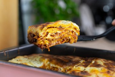 Fırın kutusundan alınan lazanya. İtalyan yemeği.