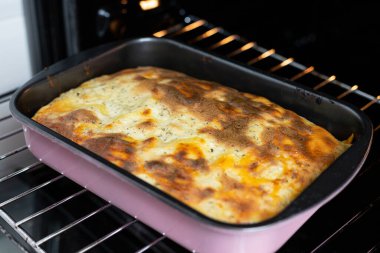 Fırından alınmış bir teneke kutuda lazanya. Geleneksel İtalyan yemeği hazırlama.