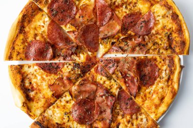 Peynirli ve salamlı ev yapımı pizza..