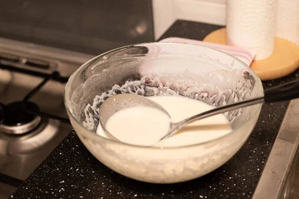 Krep için ayinin hazırlığı. Sütle unu karıştırdım..