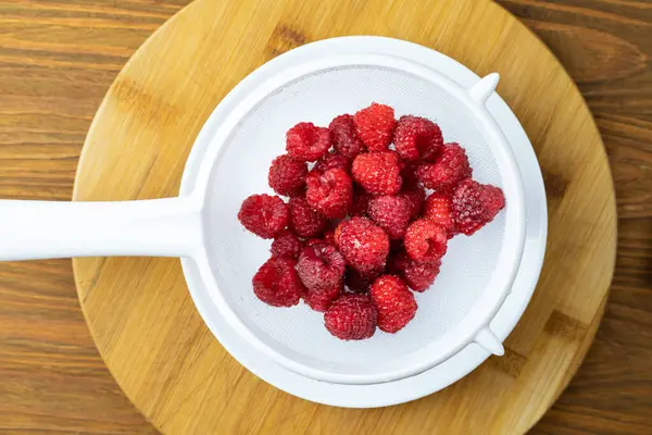 Taze ahududu. Diyetine ilave olarak sağlıklı bir yemek..