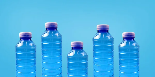 Mavi arka planda plastik şişeler. Dünyadaki plastik ayrımcılığı ve ekoloji konusu. Çevre koruma bayrağı. Metin için yer.