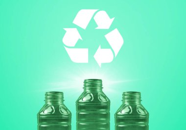 Plastik geri dönüşüm. Plastik şişeli ve geri dönüşüm sembollü pankart.