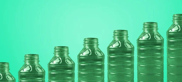 Yeşil arka planda plastik şişeler. Plastik ayrımcılığı kavramı ve Dünya gezegenini kurtarmak..