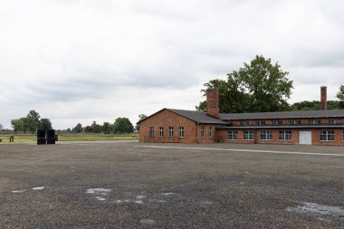 Auschwitz, Polonya, 18 Eylül 2021: Auschwitz-Birkenau kamp hamamının binası. İlk insan seçiminin yapıldığı yer.