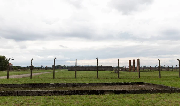 Auschwitz Polonia Septiembre 2021 Alambre Púas Que Rodea Campo Concentración —  Fotos de Stock
