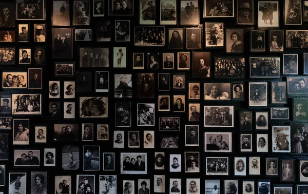 Auschwitz, Polonya, 18 Eylül 2021: Auschwitz Birkenau toplama kampının kurbanlarının fotoğrafları.
