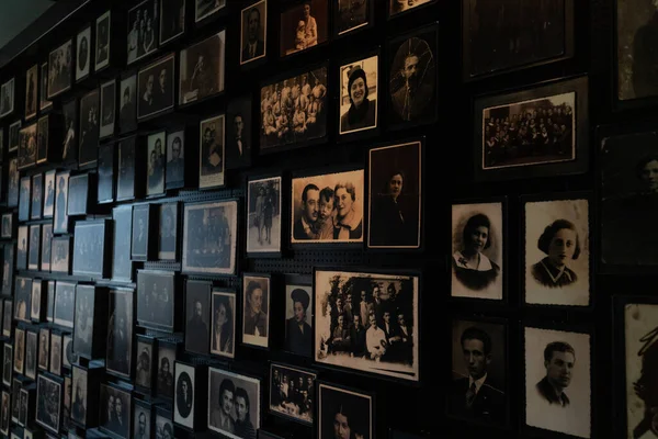 Auschwitz, Polonya, 18 Eylül 2021: Auschwitz Birkenau toplama kampının kurbanlarının fotoğrafları.