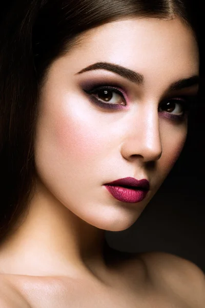 Beauty fashion model girl with bright makeup — Stock Photo, Image