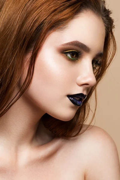 Schönheit Mode Modell Mädchen mit hellem Make-up — Stockfoto