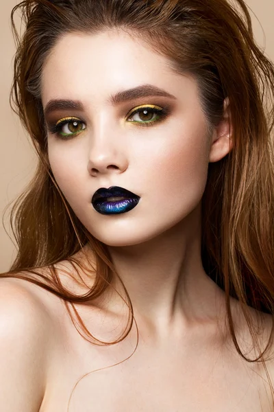 Beauty fashion model girl with bright makeup — Stock Photo, Image