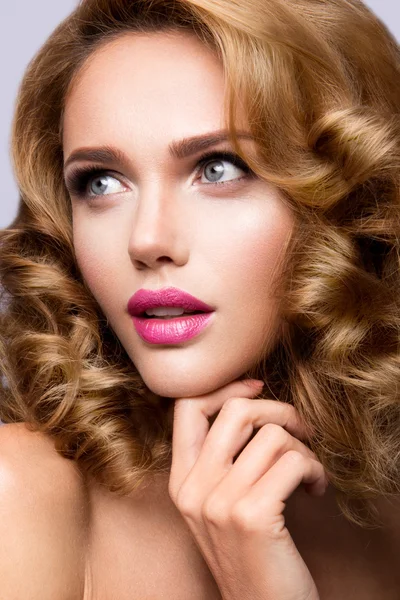 Töltsük fel. Glamour portréja gyönyörű nő modell friss smink és romantikus hullámos frizura. — Stock Fotó