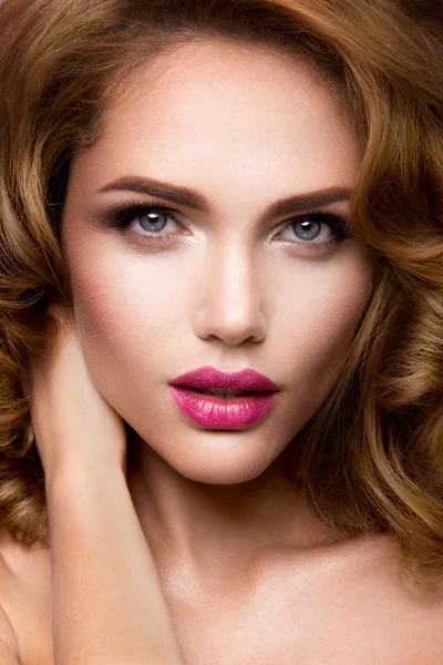 Töltsük fel. Glamour portréja gyönyörű nő modell friss smink és romantikus hullámos frizura. — Stock Fotó