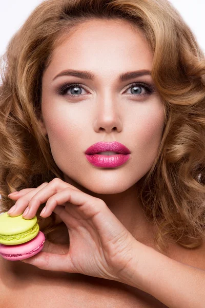 Közeli fényes make-up a gyönyörű nő portréja. Macarons. — Stock Fotó