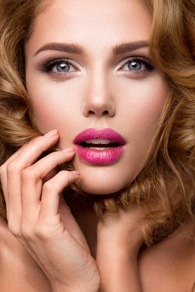 Maquille. Portrait glamour de belle femme modèle avec maquillage frais et coiffure romantique ondulée . — Photo