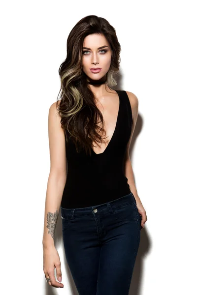 Makyaj. Güzel kadın yeni makyaj ve romantik dalgalı saç modeliyle Glamour portresi.