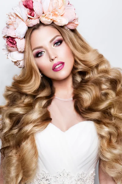 Makyaj. Güzel kadın yeni makyaj ve romantik dalgalı saç modeliyle Glamour portresi.