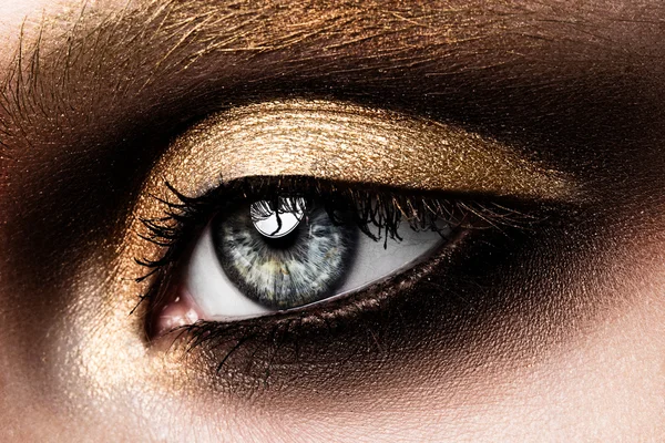 Közeli kép a gyönyörű asszonyos szem — Stock Fotó