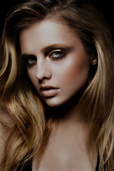 Menina modelo de moda de beleza com maquiagem brilhante — Fotografia de Stock