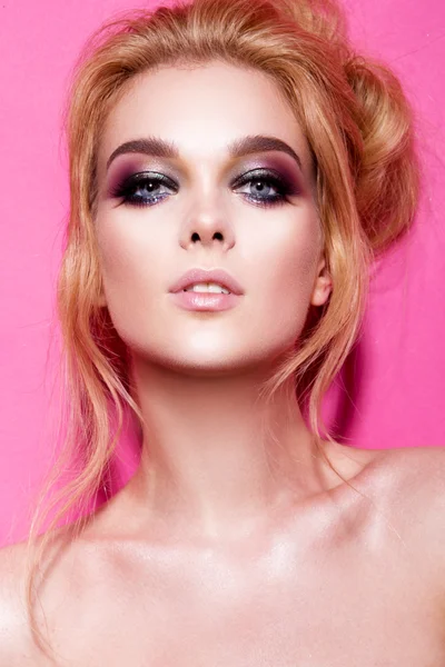 Beauty fashion model girl with bright makeup — Stock Photo, Image