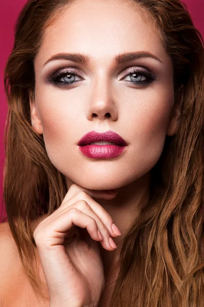 Maquillaje. Retrato de glamour de modelo de mujer hermosa con maquillaje fresco y peinado ondulado romántico . — Foto de Stock