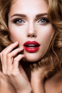 Makyaj. Güzel kadın yeni makyaj ve romantik dalgalı saç modeliyle Glamour portresi.