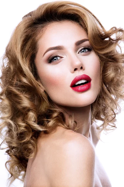 Make up. Glamour portrait of beautiful woman model with fresh makeup and romantic wavy hairstyle. — Stock Photo, Image