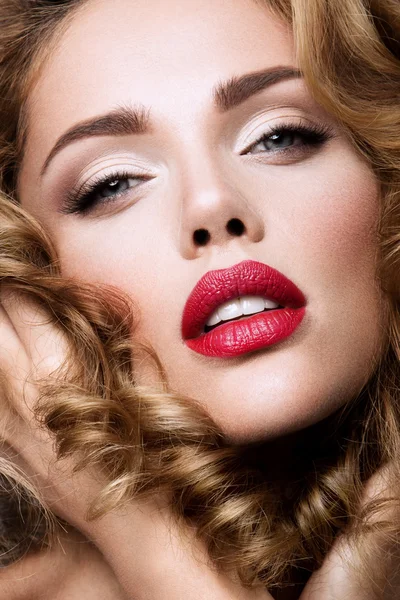 Göra upp. Glamour porträtt av vacker kvinna modell med färska makeup och romantiska vågig frisyr. — Stockfoto