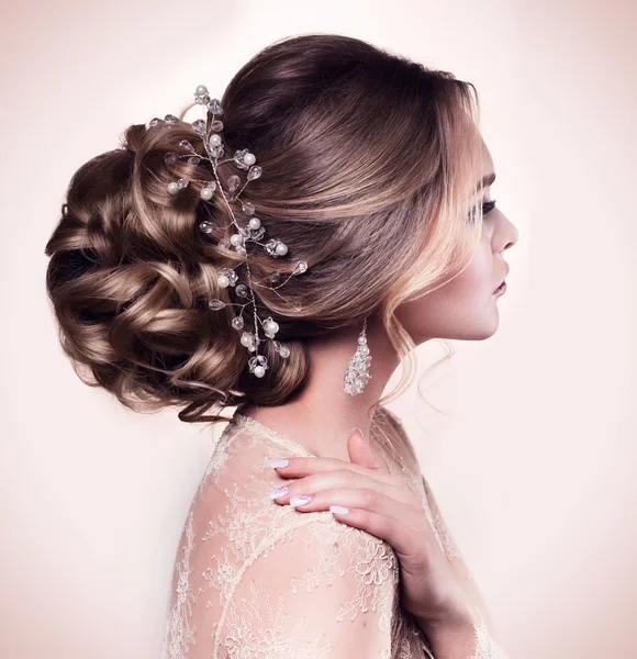 -Bej renkli arka plan üzerinde Moda düğün saç modeli ile güzel gelin.