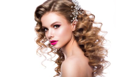 Güzel genç kadın uzun saçlı parlak pembe poz.