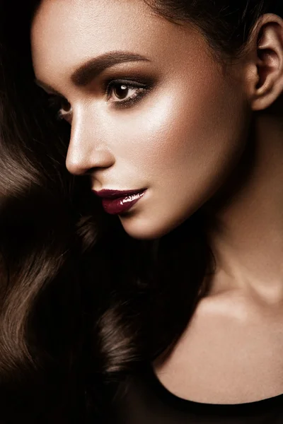 Portrait glamour de belle femme modèle avec maquillage frais quotidien et coiffure romantique ondulée. — Photo