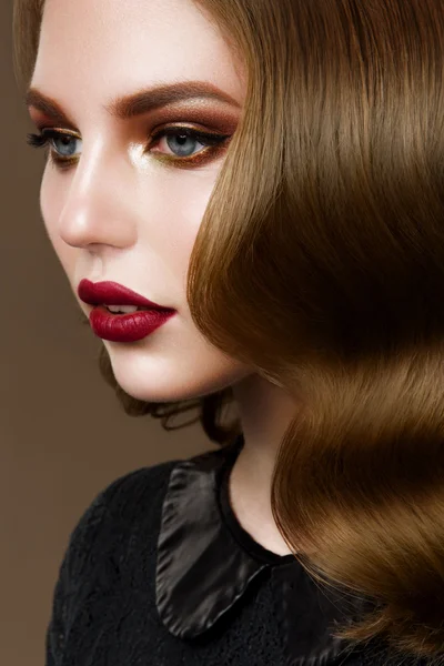 Glamour portré gyönyörű nő modell friss napi smink és romantikus hullámos frizura. — Stock Fotó