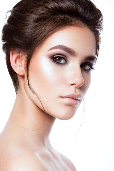 портрет красивой женщины с ярким макияжем
