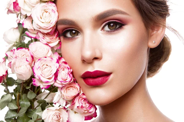 Portrait de jeune belle femme avec maquillage élégant — Photo