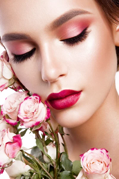 Portret van jonge mooie vrouw met stijlvolle make-up — Stockfoto