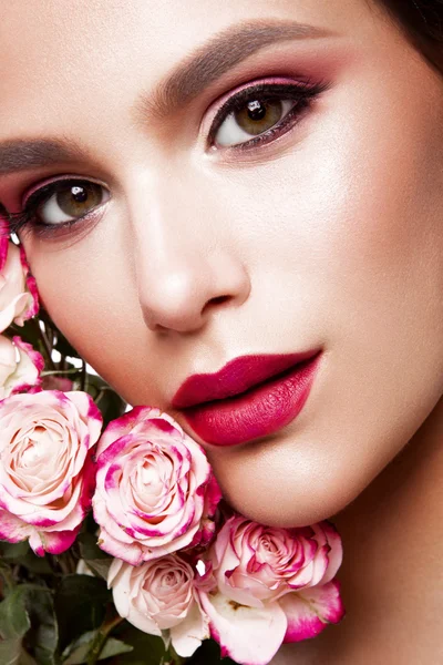 Portrait de jeune belle femme avec maquillage élégant — Photo