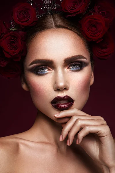 Krása módní model dívka s tmavý make-up a růží ve vlasech — Stock fotografie