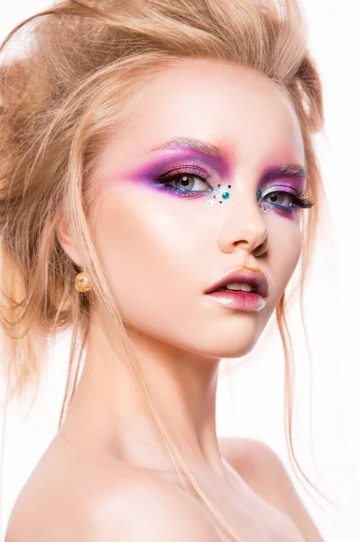 Vacker ung modell med ljusa make-up — Stockfoto