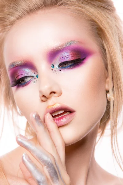 Vacker ung modell med ljusa make-up — Stockfoto