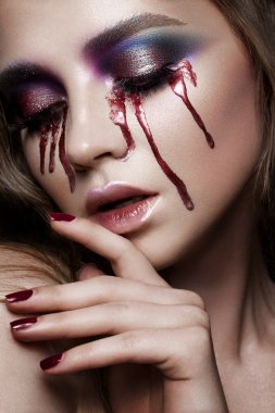 güzel genç model parlak kalıcı makyaj ile