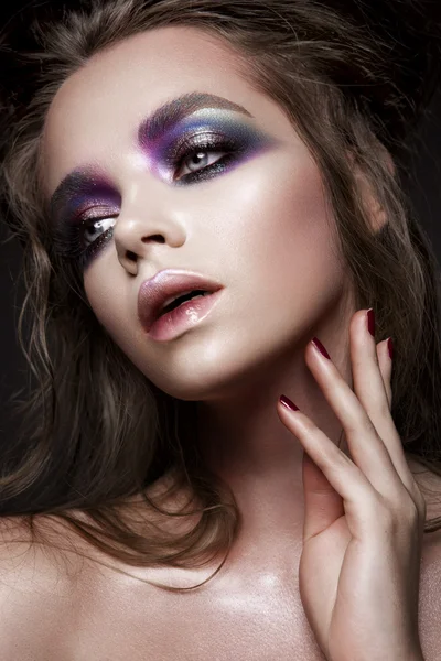Vacker ung modell med ljusa make-up — Stockfoto