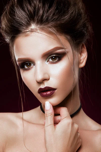 Retrato de mujer hermosa con maquillaje brillante —  Fotos de Stock