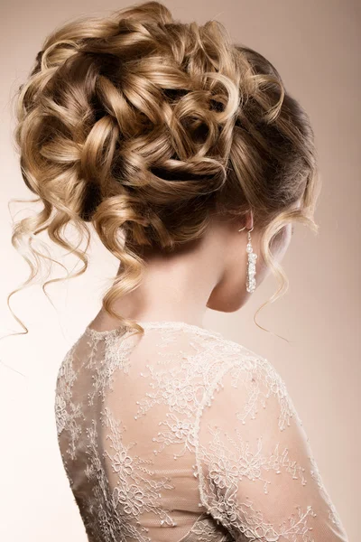 Hermosa novia con peinado de boda de moda - sobre fondo beige . —  Fotos de Stock
