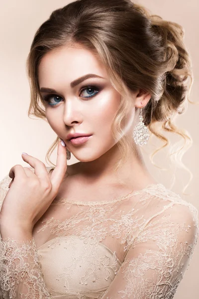Vackra brud med mode bröllop frisyr - på beige bakgrund. — Stockfoto