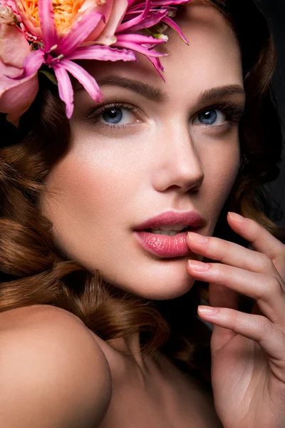 Senhora bonita com uma coroa de flores — Fotografia de Stock