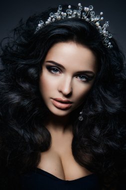 güzel esmer modeli.