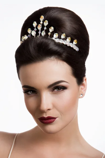 Schöne junge Dame mit einem Diadem — Stockfoto