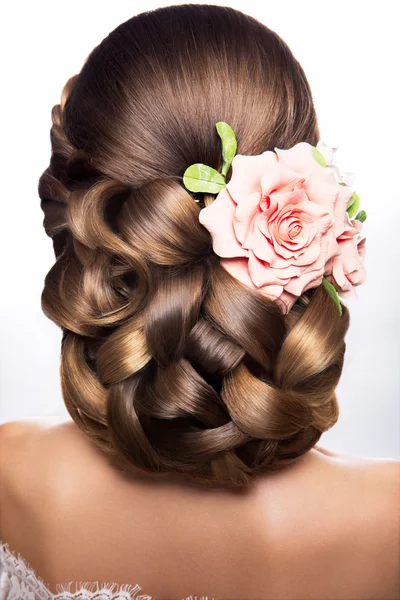 머리카락에 꽃이 피는 아름다운 여인의 모습. — 스톡 사진