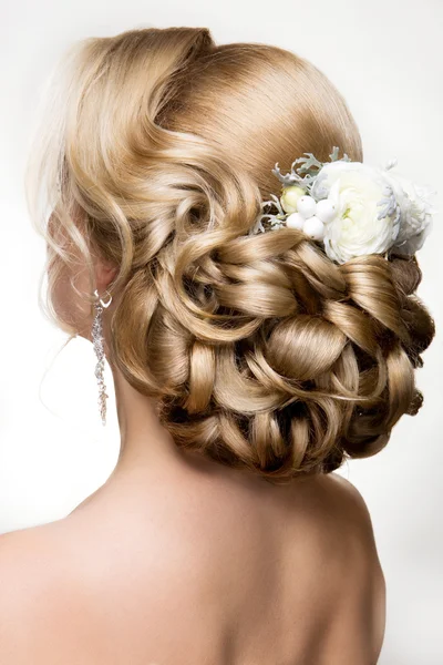 Retrato de uma mulher bonita com flores no cabelo. — Fotografia de Stock