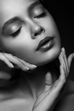 Mor çiçekli güzel kız.